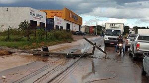 Imagem Quatro postes tombam e veículo é destruído durante chuvas em Arapiraca; veja vídeo