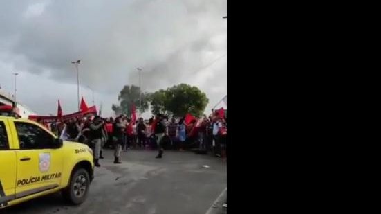 Imagem Bolsonaro em Alagoas: manifestantes protestam na entrada do aeroporto