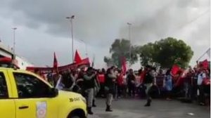 Imagem Bolsonaro em Alagoas: manifestantes protestam na entrada do aeroporto