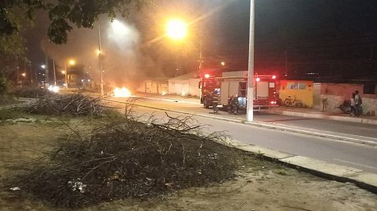 Imagem Vídeo: incêndio em veículo no Benedito Bentes mobiliza Corpo de Bombeiros