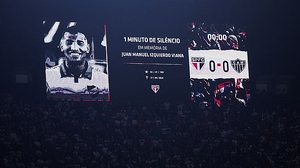 1 minutos de silêncio em homenagem a Juan Izquierdo antes da partida entre São Paulo e Atlético-MG pelo jogo de ida das quartas de final da Copa do Brasil, no Estádio do Morumbis, no bairro do Morumbi | Brazil Photo Press / Folhapress