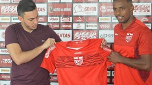 Thiago Paes e Wesley Dias na apresentação do novo reforço | Gustavo Henrique / CRB