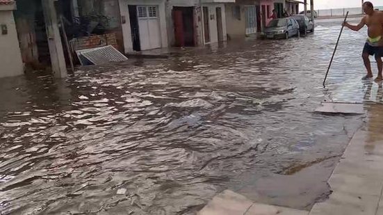 Sem drenagem, Rua São João acumulou água da chuva e deixou moradores ilhados | Foto: Reprodução