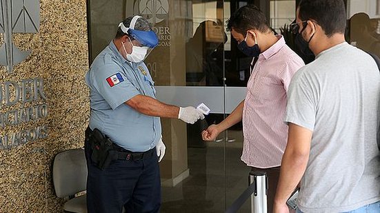 Servidores têm a temperatura medida antes de ingressarem nas unidades do Judiciário | Foto: Caio Loureiro / Ascom TJ