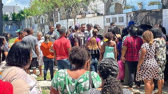 Despedida reuniu familiares, amigos e vizinhos | Foto: Bruno Protásio / TV Pajuçara