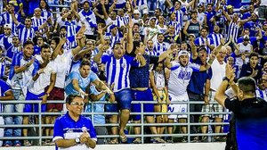 Técnico Marcelo Cabo aplaude a torcida no Rei Pelé | Pei Fon / Portal TNH1