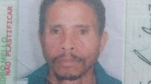 O corpo de Luís César dos Santos Candeias, 54 anos, foi encontrado ao lado de uma pedra | Nilson Marinho/CORREIO