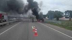 Imagem Caminhonete fica destruída após pegar fogo no litoral Sul de Alagoas