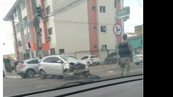 Motorista abandonou o veículo após provocar acidente | Foto: Cortesia ao TNH1