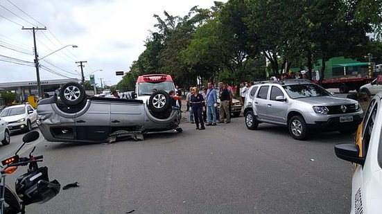 Pajero ficou capotada na avenida. | Cortesia ao TNH1