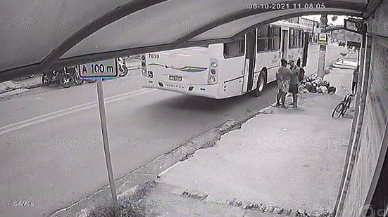 Homem aguardou a mulher descer do ônibus para abordá-la | Reprodução