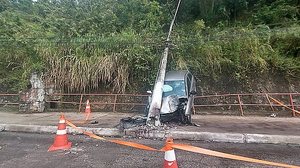 Imagem Motorista perde controle da direção e derruba poste na Leste-Oeste; vídeo