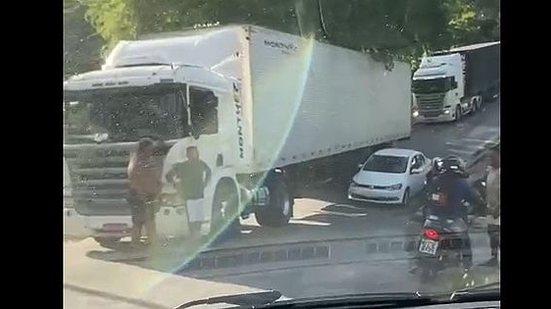 Imagem Vídeo: carretas são multadas após bloquear trânsito na Ladeira da Moenda