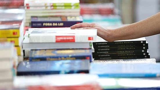 Imagem Senado aprova projeto que prevê congelar preço de livros por um ano após lançamento