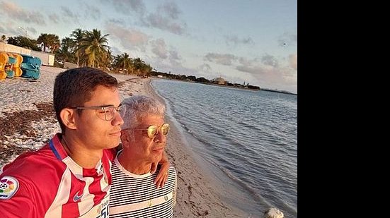 Imagem Lulu Santos e o namorado posam coladinhos em Miami