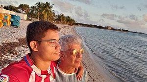 Imagem Lulu Santos e o namorado posam coladinhos em Miami