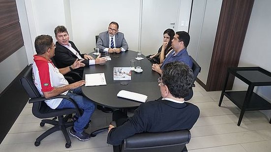 Reunião entre representantes do TRT, MPT, Sinttro e Veleiro aconteceu na manhã desta quarta | Ascom TRT