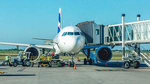 Voo operado pela Azul Linhas Aéreas, em parceria com as operadoras HiperViajes e Abtour, chega em solo maceioense no dia 29 de junho | Foto: Lucas Meneses / Ascom Setur