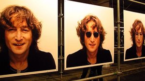 Exposição com fotos de John Lennon (1940-1980) e outros artistas. Piano raro que Lennon usou para compor músicas do 'Sargent Pepper's' vai a leilão | Douglas Cometti / Folhapress