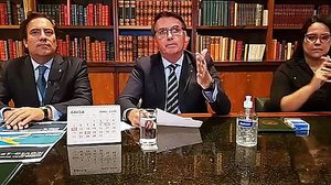 Imagem Bolsonaro espera retomada de atividades no país em até quatro meses