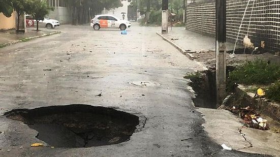 Buraco se abriu depois de chuva | TV Pajuçara / Henrique Pereira