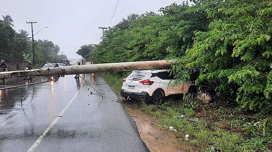 Motorista perdeu o controle e atingiu um poste | Foto: Cortesia ao TNH1