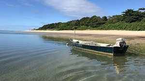 Barco na praia de Trancoso no Sul da Bahia | Roberto de Oliveira / Folhapress