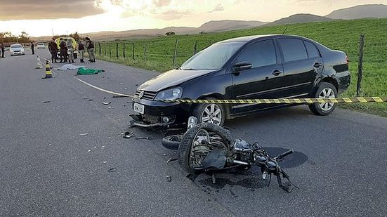 Carro e moto colidiram de frente | BPRv