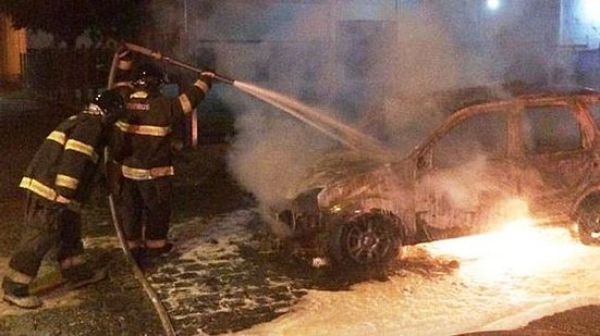 Bombeiros usaram extintores para cotnrolar chamas | CBM / Cortesia ao TNH1