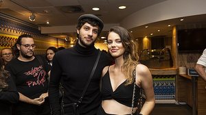 Casal de atores Chay Suede e Laura Neiva | Mathilde Missioneiro (F)/Folhapress