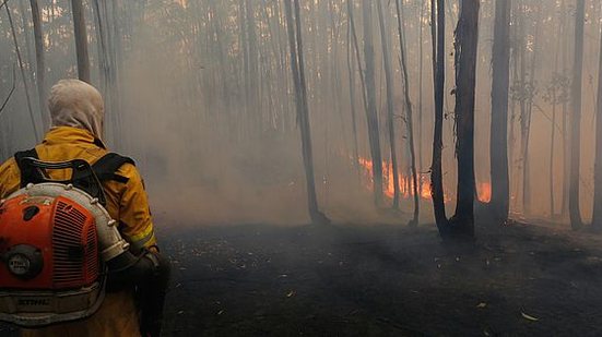 Equipes da Defesa Civil de Campinas estão apoiando o Corpo de Bombeiros no combate ao incêndio no Pico das Cabras. A Sanasa também colabora com o envio de caminhões-pipa para apagar o fogo | Fotoarena / Folhapress