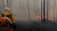 Equipes da Defesa Civil de Campinas estão apoiando o Corpo de Bombeiros no combate ao incêndio no Pico das Cabras. A Sanasa também colabora com o envio de caminhões-pipa para apagar o fogo | Fotoarena / Folhapress