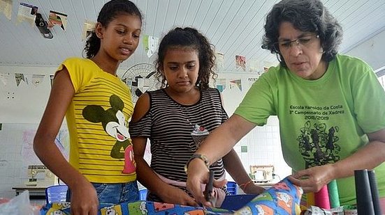 Professora de matemática Rosilene Nunes ensina a arte de corte e costura | Secom Maceió