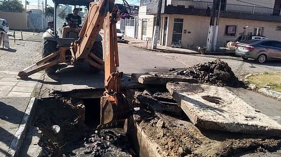 Serviços de drenagem na Rua Adauto Gomes | Secom Maceió