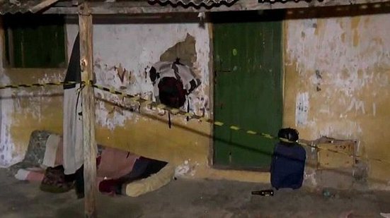 Um homem foi morto e uma mulher grávida em frente a uma residência, no bairro do Feitosa | Reprodução/TV Pajuçara