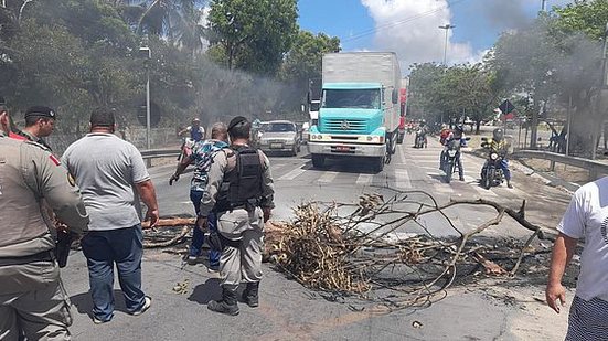 Bloqueio acontece nos dois sentidos da BR-104 | Foto: Williames Tavares / TV Pajuçara