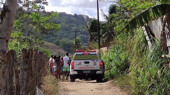 Corpo foi encontrado em estrada de barro de Rio Novo | TV Pajuçara / Bruno Protásio