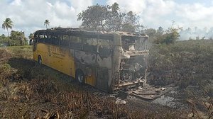 Imagem Ônibus de turismo pega fogo após atolar em estrada de barro, em Marechal Deodoro