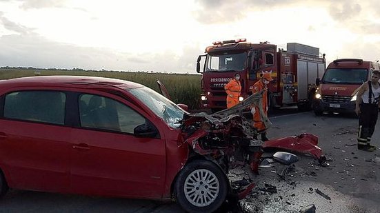 Carro fica com a frente destruída após acidente com carreta | Ascom CBM-AL