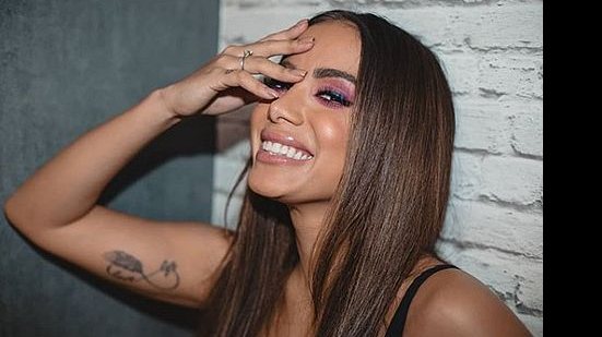 Anitta aposta em cores vibrantes na maquiagem | Instagram