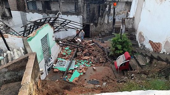 Casa foi atingida por deslizamento de terra | Foto: Williames Tavares / TV Pajuçara