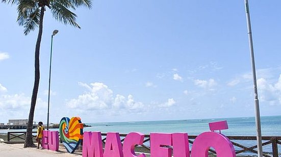 Totem 'Eu Amo Maceió' na cor rosa em homenagem ao Outubro Rosa | Marco Antônio/Secom Maceió