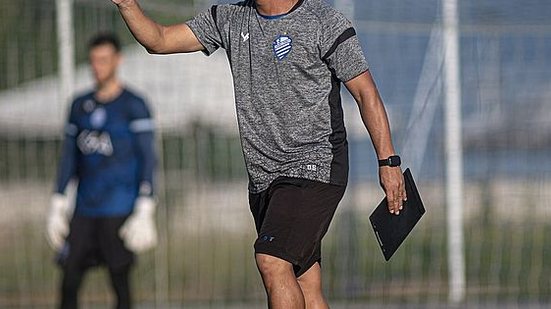 O técnico interino Bebeto Moraes em treino no CT Gustavo Paiva | Augusto Oliveira / CSA