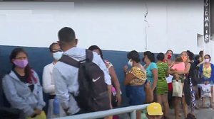 Gestantes, idosos e crianças madrugam em filas na sede da Secretaria de Habitação de Maceió | Reprodução TV Pajuçara