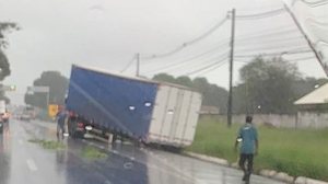 Baú ficou atravessado na pista | Cortesia / PRF