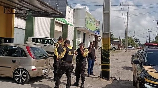 Imagem Agentes do DMTT abordam carro com placa adulterada no Petrópolis