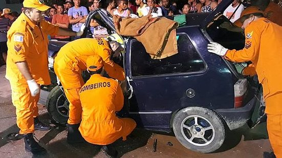 Militares precisaram usar equipamentos hidráulicos para resgatar vítima de ferragens de carro | Ascom Corpo de Bombeiros