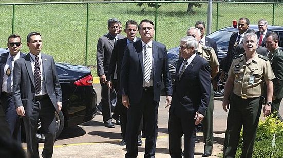 Imagem Em visita ao GSI, Bolsonaro conhece rotina de segurança da Presidência