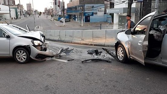 Veículos bateram de frente no viaduto | Reprodução / Redes Sociais