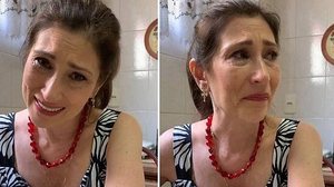 Imagem Beth Goulart chora com saudade da mãe, Nicette Bruno, um mês após morte: 'é difícil'